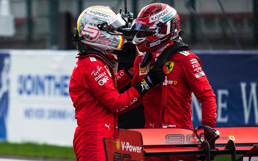 2019年F1ベルギーGP予選でのフロントロー獲得を称え合うフェラーリのセバスチャン・ベッテルとシャルル・ルクレール