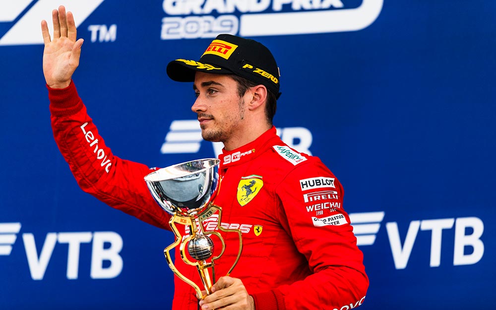 3位トロフィーを掲げるフェラーリのシャルル・ルクレール、2019年F1ロシアGP決勝レースにて