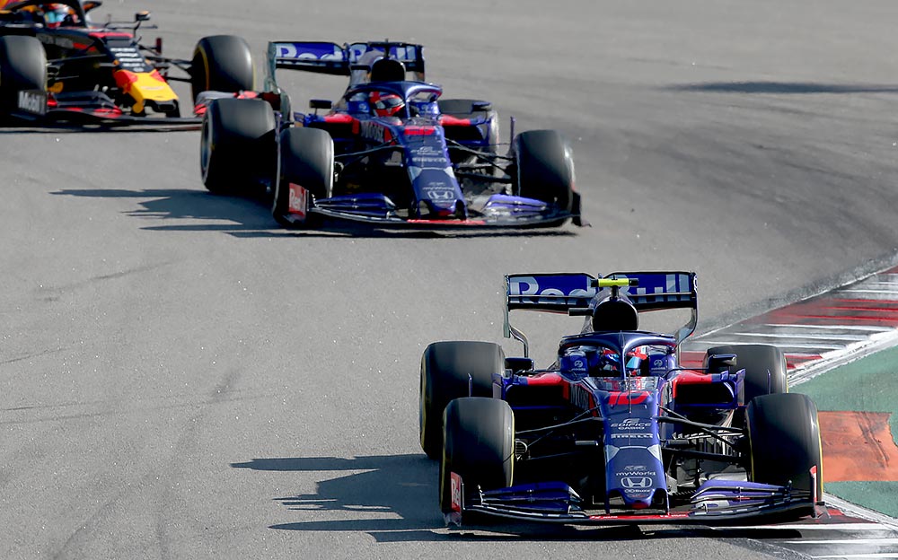アレックス・アルボンとダニール・クビアトを従えて走行するトロロッソ・ホンダのピエール・ガスリー、2019年F1ロシアGP決勝レースにて