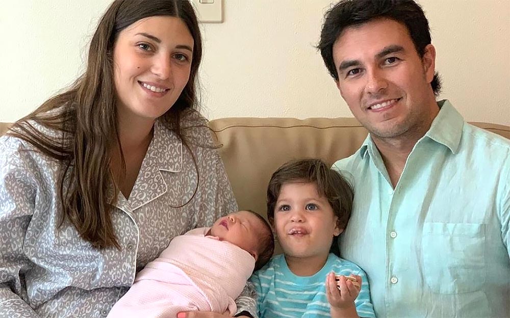 レーシング・ポイントF1チームのセルジオ・ペレスと妻カローラ・マルティネと二人の子供