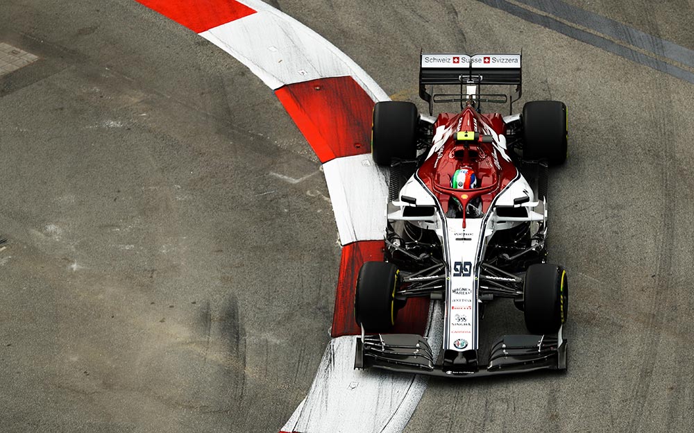 マリーナベイ・ストリート・サーキットを走行するアルファロメオ・レーシングのアントニオ・ジョビナッツィ、2019年F1シンガポールGPにて