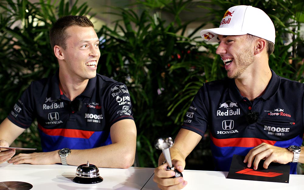 笑い合うピエール・ガスリーとダニール・クビアト、2019年F1シンガポールGPにて
