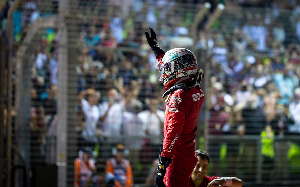 観客の声援に手を降って応えるフェラーリのシャルル・ルクレール、2019年F1シンガポールGP予選にて