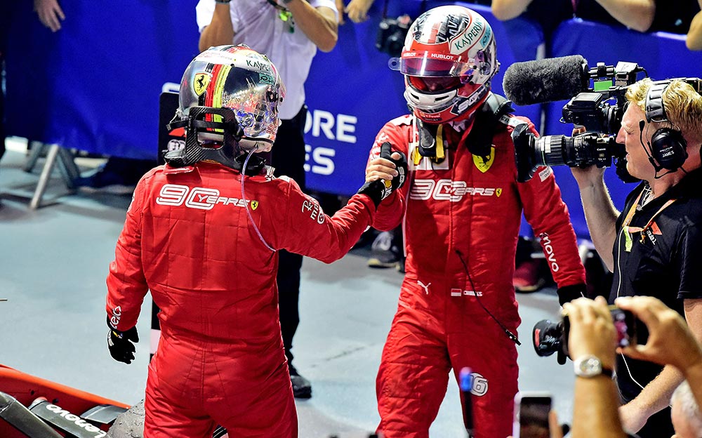 1-2フィニッシュを達成し互いの健闘を称えるスクーデリア・フェラーリのセバスチャン・ベッテルとシャルル・ルクレール、2019年F1シンガポールGP決勝レース