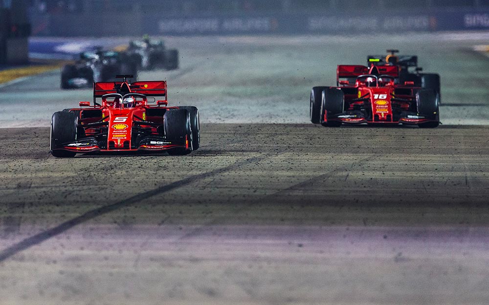シャルル・ルクレールの16号車の前を走る5号車セバスチャン・ベッテル、2019年F1シンガポールGP決勝レースにて