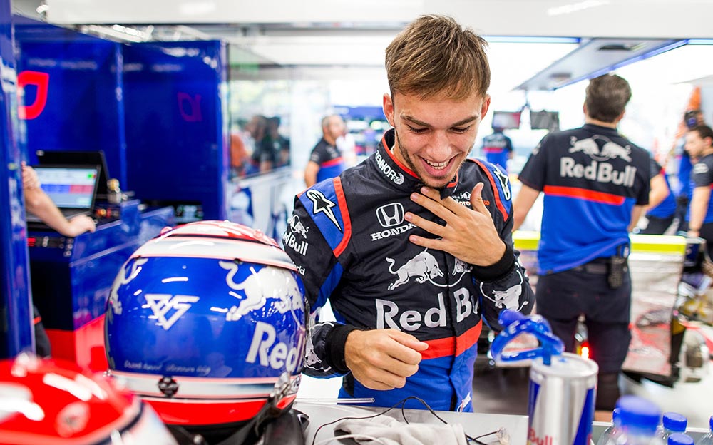 笑顔を見せながらトロロッソ・ホンダのガレージ内で準備をすすめるピエール・ガスリー、2019年F1シンガポールGPにて