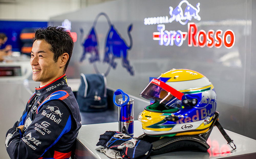 トロロッソ・ホンダのガレージ内で腕を組み微笑む山本尚貴、2019年F1日本GPフリー走行にて
