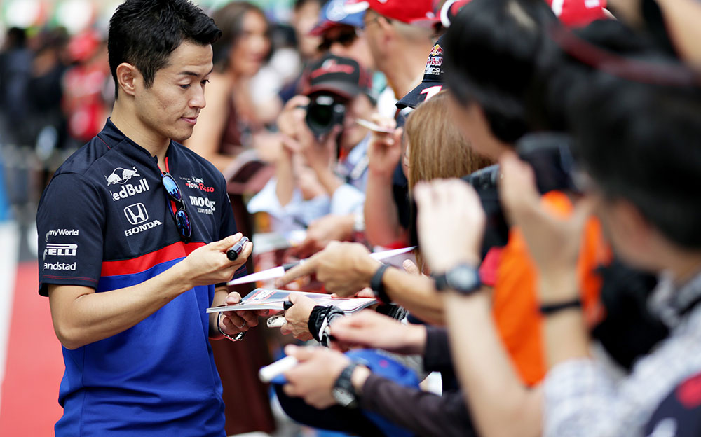 ファンからのサインの求めに応じる山本尚貴、2019年F1日本GP木曜