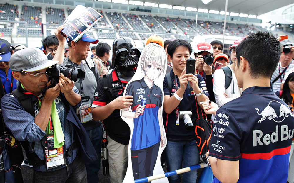 山本尚貴を囲むファン、2019年F1日本GP木曜