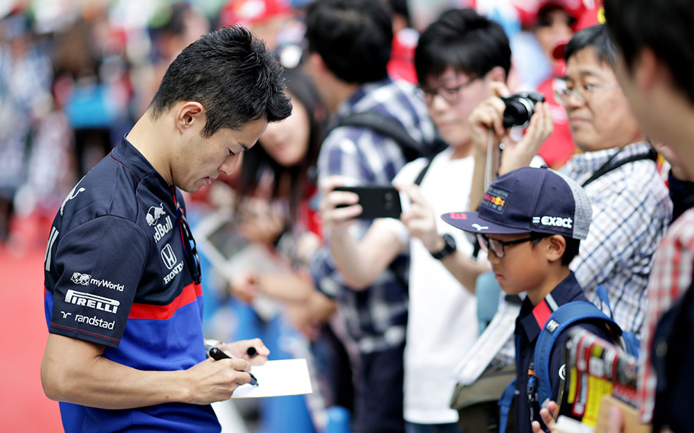 ファンからのサインの求めに応じる山本尚貴、2019年F1日本GP木曜