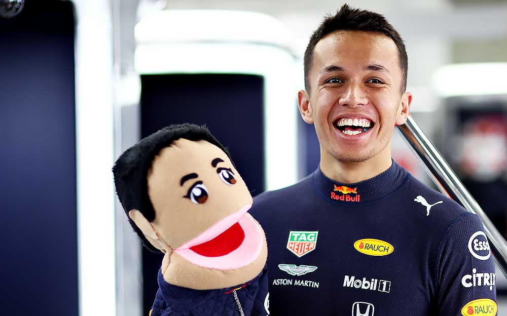 アレックス・アルボン人形を片手に笑顔のアレックス・アルボン、2019年F1日本GPにて