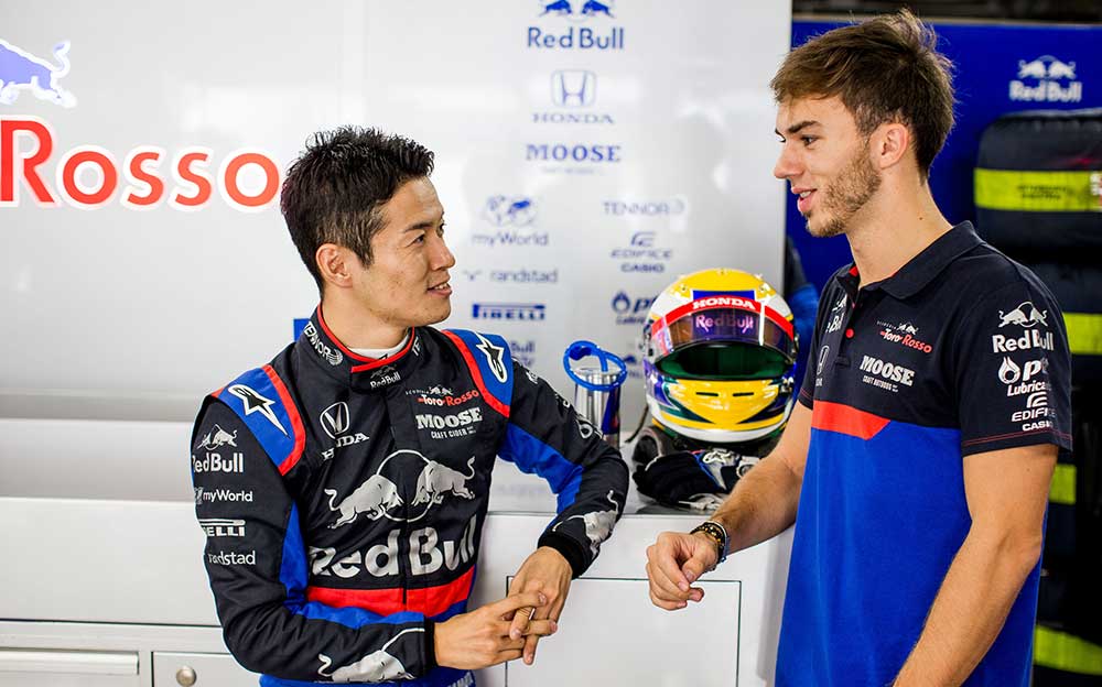 ガレージ内で山本尚貴と談笑するトロロッソ・ホンダのピエール・ガスリー、2019年F1日本GPにて