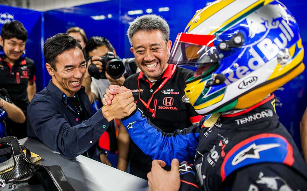 先輩の佐藤琢磨とガッチリ握手を交わすトロロッソ・ホンダの山本尚貴、2019年F1日本GPにて