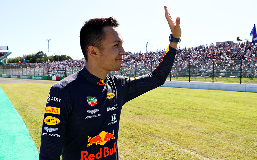 ドライバーズパレードで観客に手を振るレッドブル・ホンダのアレックス・アルボン、2019年F1日本GP決勝レース前