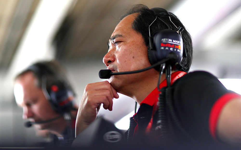 ガレージ内でモニターを見つめるホンダF1の現場統括責任者を務める田辺豊治テクニカル・ディレクター、2019年F1日本GPにて