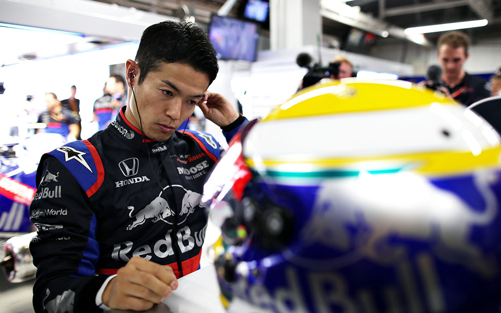 マシンに乗り込む準備をするトロロッソ・ホンダの山本尚貴、2019年F1日本GP