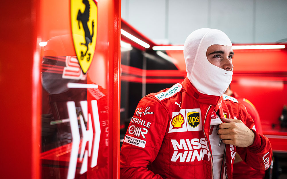 レーシングスーツに身を包むフェラーリのシャルル・ルクレール、2019年F1日本GPにて
