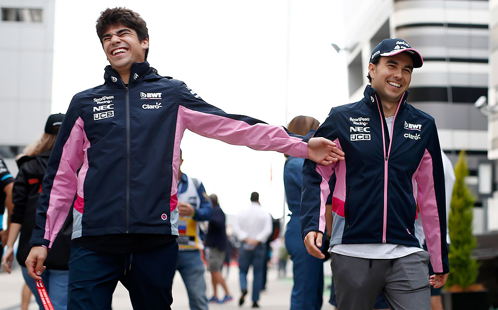 笑いながらパドックを歩くレーシングポイントのセルジオ・ペレスとランス・ストロール