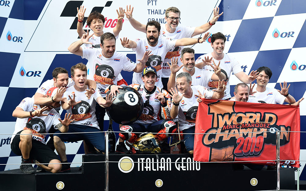 2019年FIMロードレース世界選手権MotoGPクラスのチャンピオンに輝いたマルク・マルケスとレプソル・ホンダのメンバー達