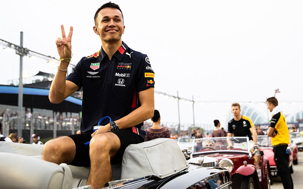 ピースするレッドブル・ホンダのアレックス・アルボン、2019年F1シンガポールGPのドライバーパレードにて