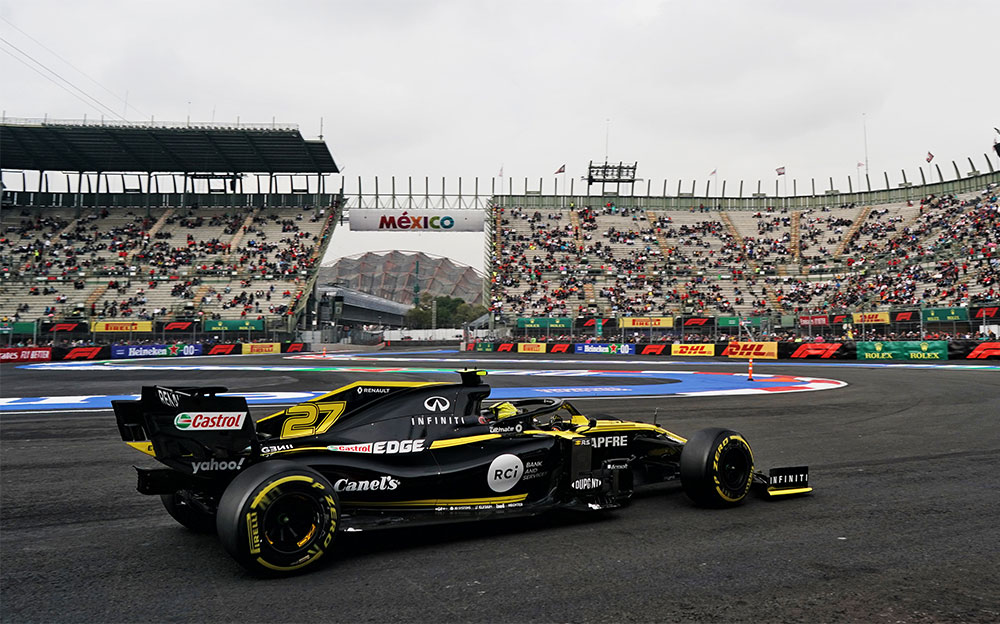 エルマノス・ロドリゲス・サーキットのスタジアムセクションを走行するルノーのニコ・ヒュルケンベルグ、2019年F1メキシコGPにて