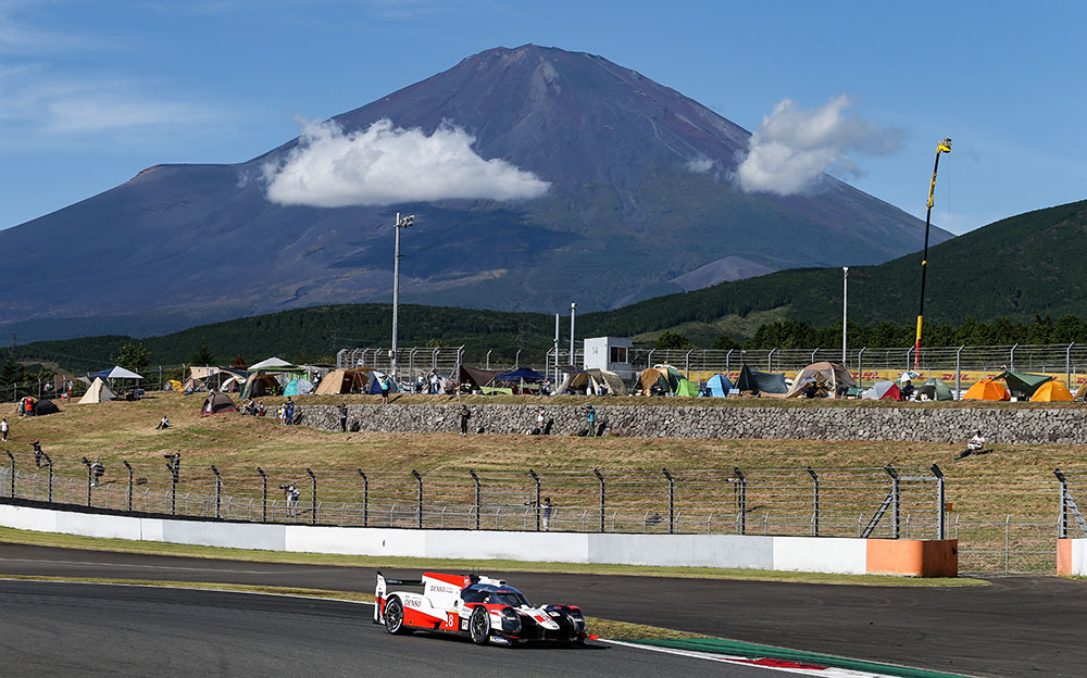 富士山をバックに富士スピードウェイを走行するトヨタ TS050 HYBRID 8号車、2019-20年WEC第2戦富士6時間レース予選にて