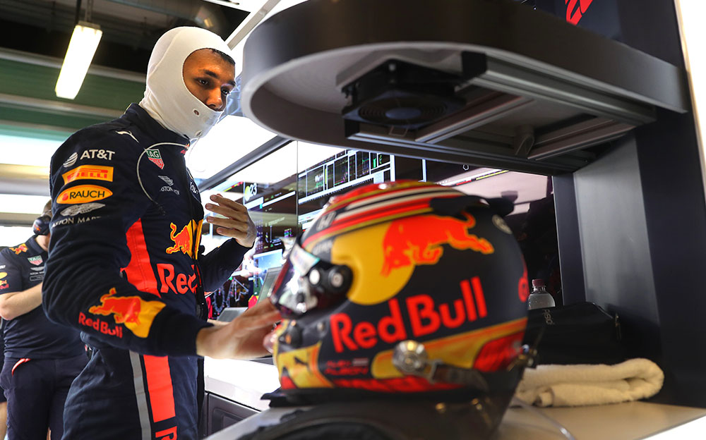 ガレージ内でセッションの準備をすすめるレッドブル・ホンダのアレックス・アルボン、2019年F1アブダビGP