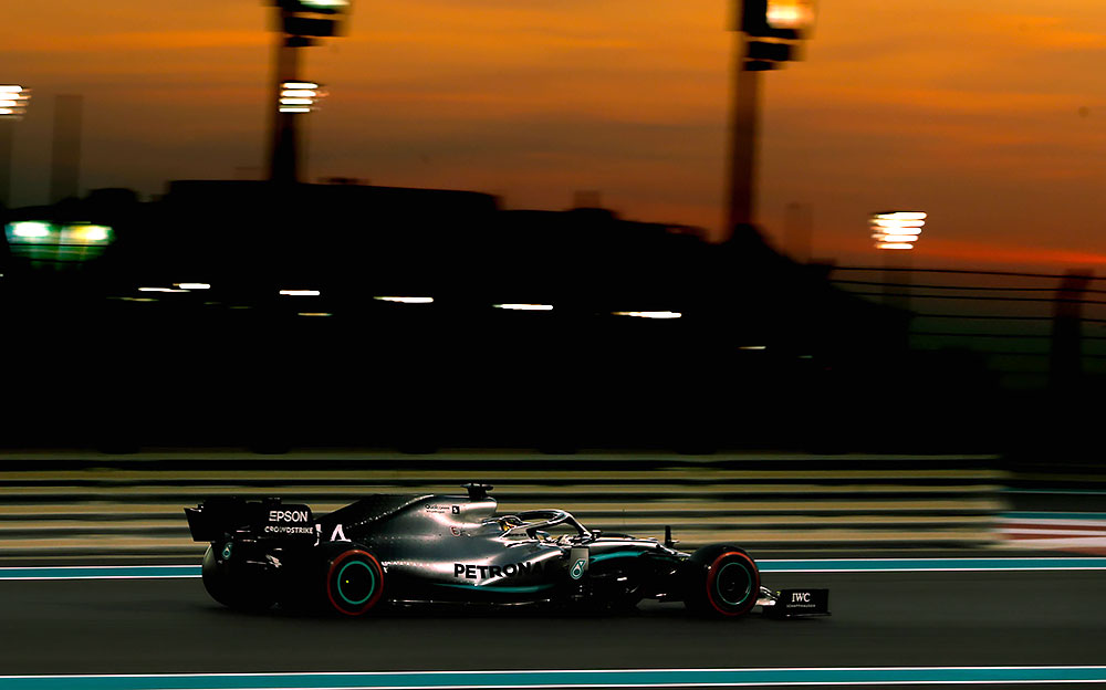 照明に照らされたコースを走るメルセデスのルイス・ハミルトン、2019年F1アブダビGPにて