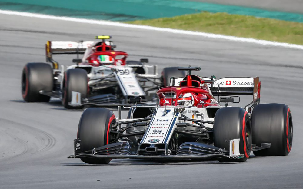 インテルラゴス・サーキットを走るアルファロメオ・レーシングのキミ・ライコネンとアントニオ・ジョビナッツィ、2019年F1ブラジルGP