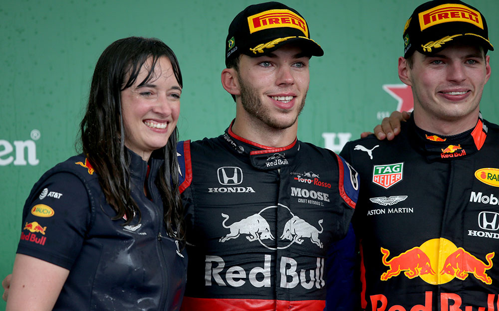 F1ブラジルGPの表彰台に上がったピエール・ガスリーとマックス・フェルスタッペンとシニア・ストラテジー・エンジニアのハンナ・シュミッツ