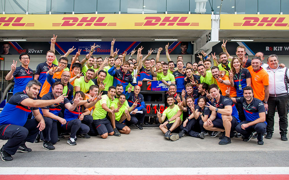 ピエール・ガスリーの2位表彰台を記念してチームで撮影に臨むトロロッソ・ホンダのメンバー、2019年F1ブラジルGP