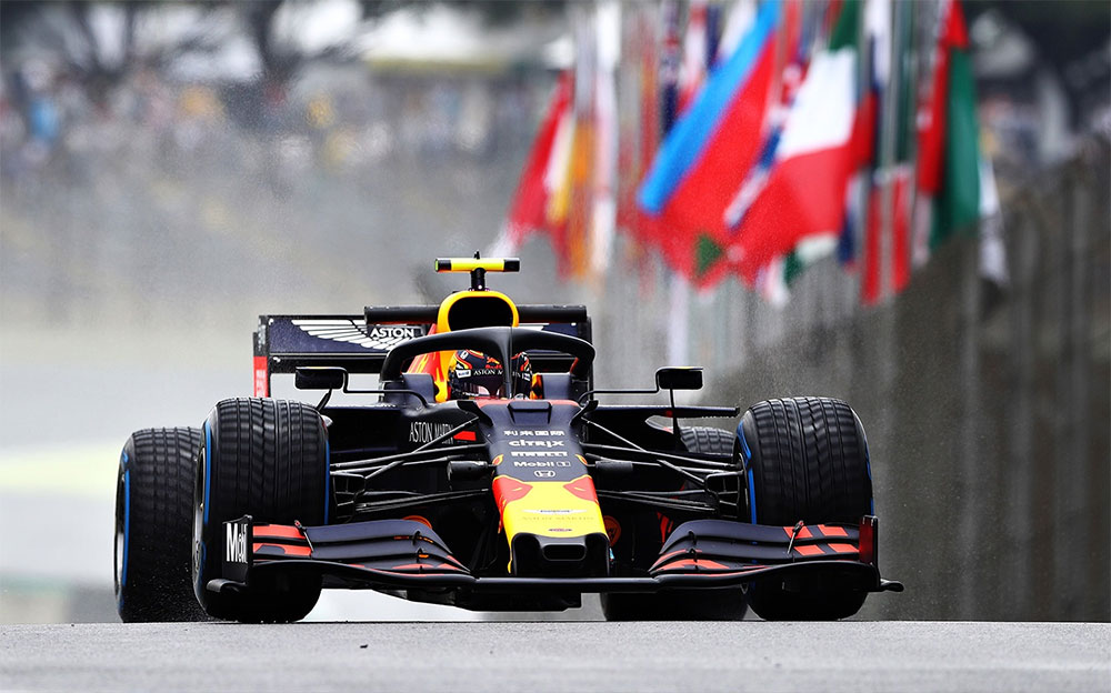 フルウェットタイヤを履いてインテルラゴス・サーキットを走行するレッドブル・ホンダのアレックス・アルボン、2019年F1ブラジルGPフリー走行1にて