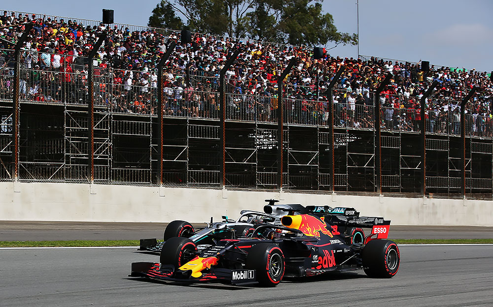 ルイス・ハミルトンと激しいバトルを繰り広げるレッドブル・ホンダのマックス・フェルスタッペン、2019年F1ブラジルGP決勝レースにて