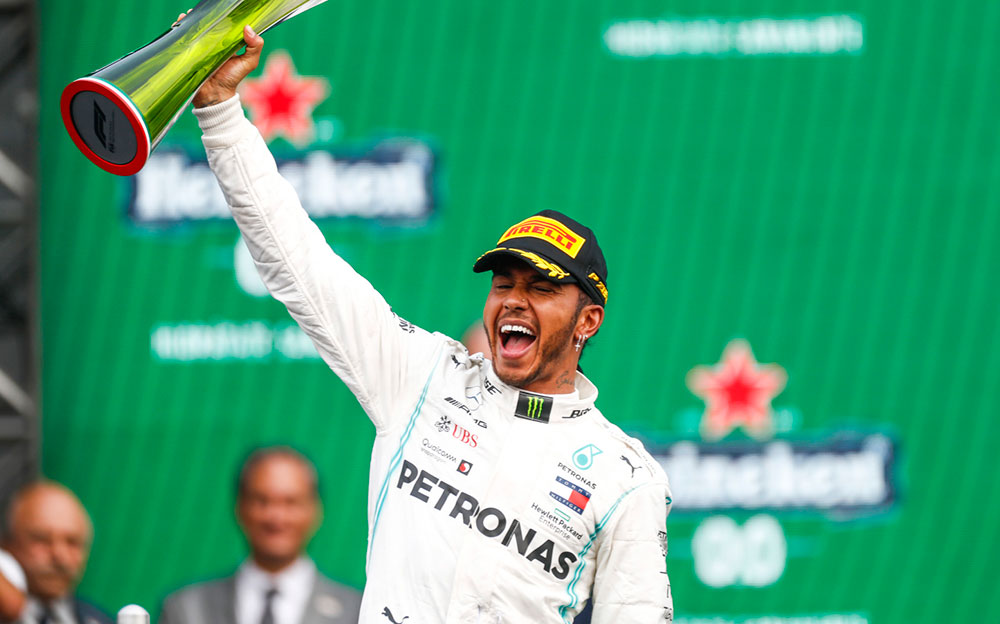 優勝トロフィーを高々と掲げるメルセデスのルイス・ハミルトン、2019年F1メキシコGPにて