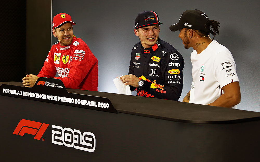 予選後会見で談笑するセバスチャン・ベッテル、マックス・フェルスタッペン、ルイス・ハミルトン、2019年F1ブラジルGPにて
