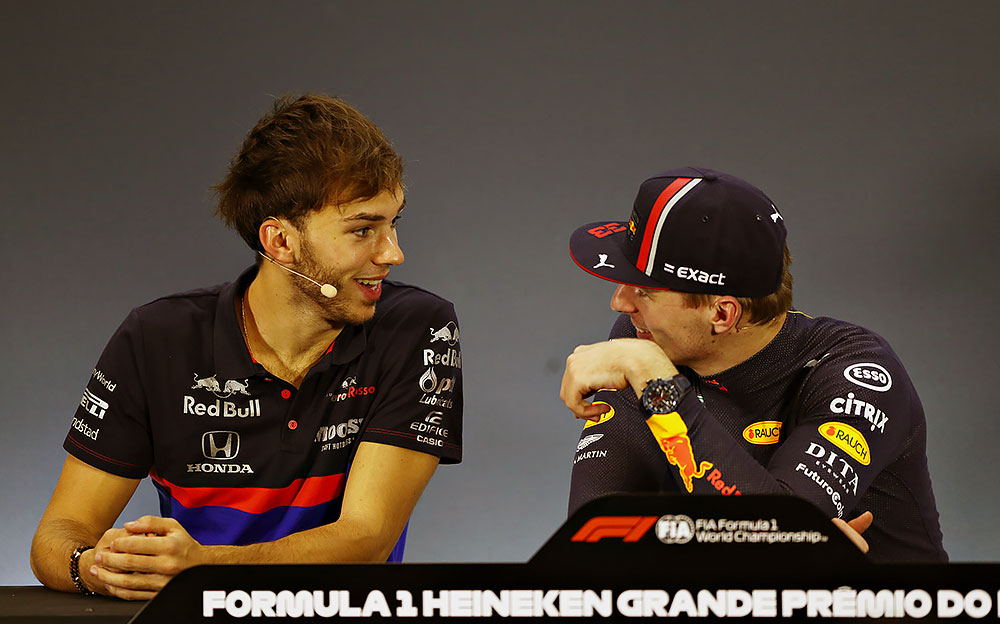 決勝レース後会見で談笑するピエール・ガスリーとマックス・フェルスタッペン、2019年F1ブラジルGPにて