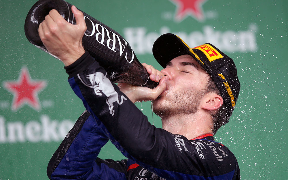 シャンパンをラッパ飲みするトロロッソ・ホンダのピエール・ガスリー、2019年F1ブラジルGPにて