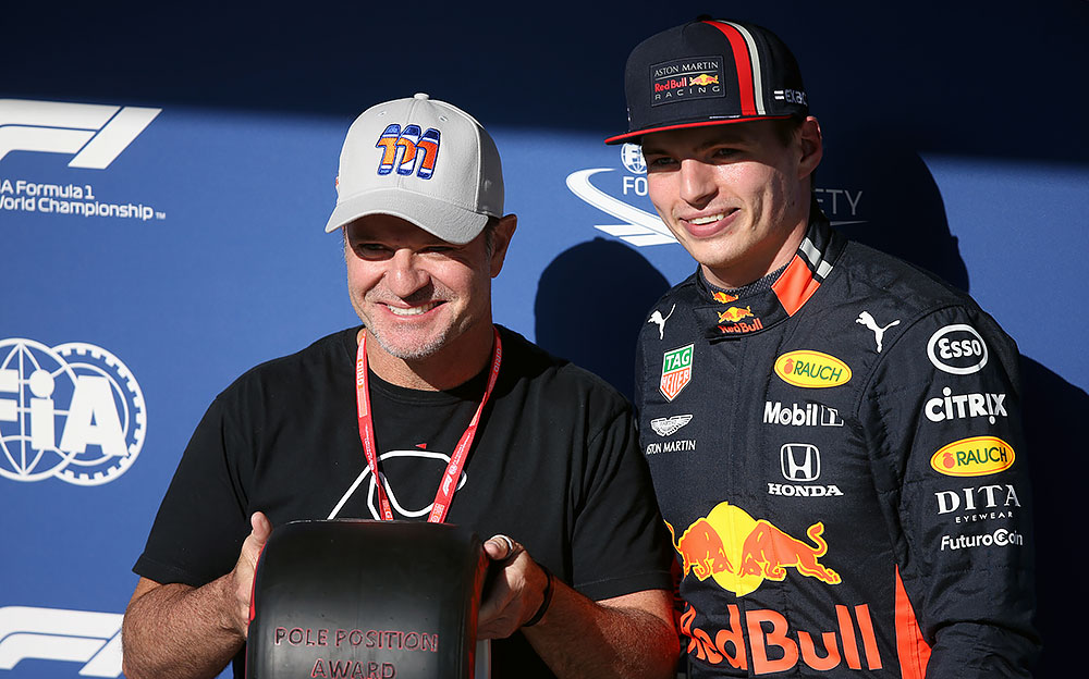 ポールポジションを獲得したマックス・フェルスタッペンとプレゼンテーターを務めたルーベンス・バリチェロ、2019年F1ブラジルGPにて