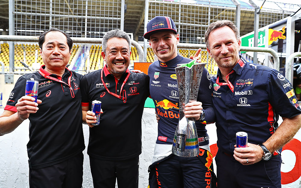 左から田辺豊治テクニカル・ディレクター、山本雅史F1マネージングディレクター、優勝したマックス・フェルスタッペン、クリスチャン・ホーナー代表、2019年F1ブラジルGPにて