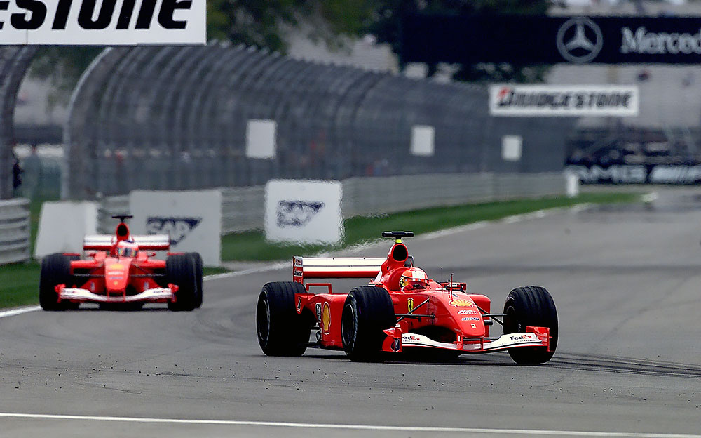フェラーリF2002をドライブするミハエル・シューマッハとルーベンス・バリチェロ、インディアナポリス・モーター・スピードウェイで開催された2002年のF1アメリカGPにて