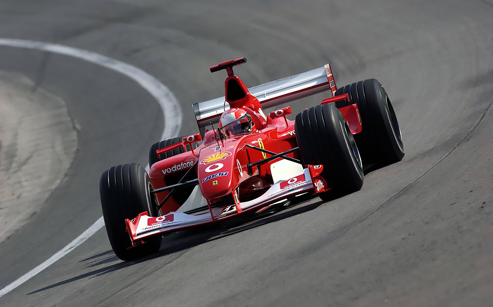 バンクを走るフェラーリ、インディアナポリス・モーター・スピードウェイで開催された2002年のF1アメリカGPにて