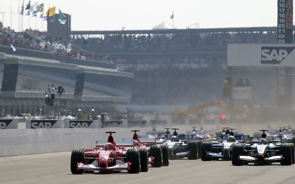 決勝スタート直後の様子、インディアナポリス・モーター・スピードウェイで開催された2002年のF1アメリカGPにて