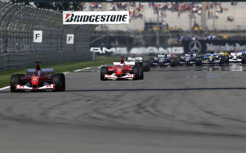 レースを先導するフェラーリのミハエル・シューマッハ、インディアナポリス・モーター・スピードウェイで開催された2002年のF1アメリカGPにて