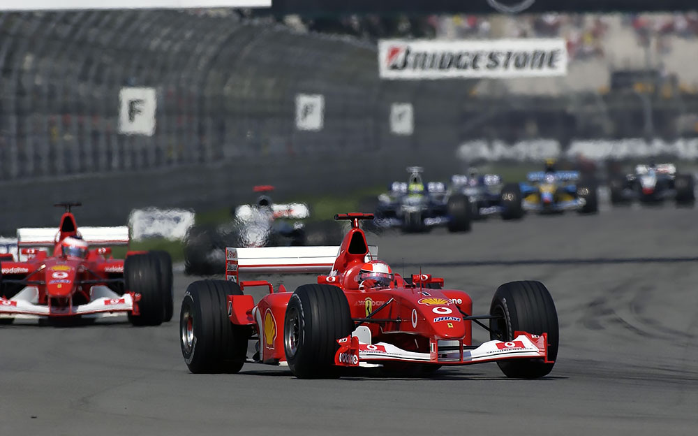 フェラーリF2002を駆るミハエル・シューマッハ、インディアナポリス・モーター・スピードウェイで開催された2002年のF1アメリカGPにて