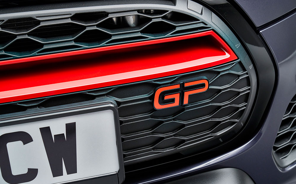 「GP」のロゴがあしらわれたラジエター・グリル、MINI史上最速モデル「MINI John Cooper Works GP」