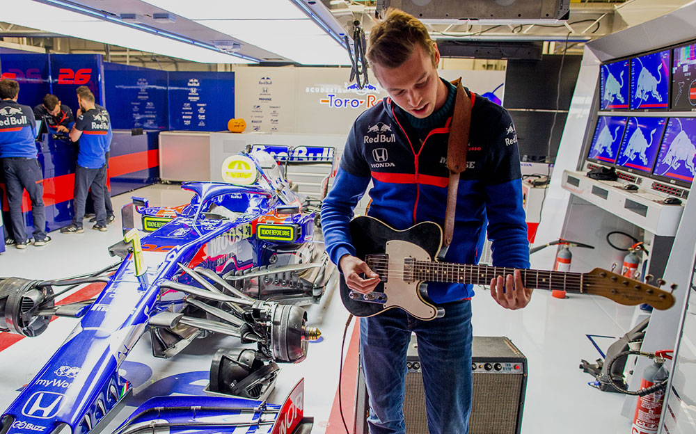 ガレージの中でエレキギターを引くトロロッソ・ホンダのダニール・クビアト、2019年F1アメリカGP予選後