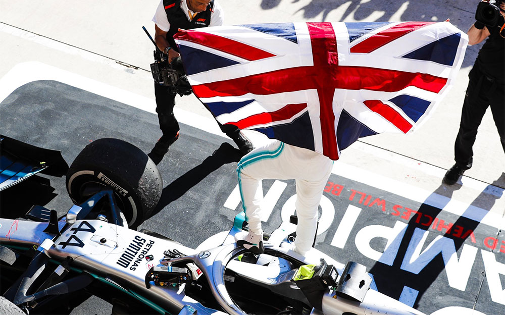 6度目のF1ワールドチャンピオンに輝き英国ユニオンジャックを掲げるメルセデスのルイス・ハミルトン、2019年F1アメリカGP決勝レースにて