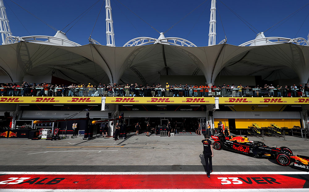 インテルラゴス・サーキットのレッドブル・ホンダのガレージと33号車RB15、2019年F1ブラジルGP予選にて