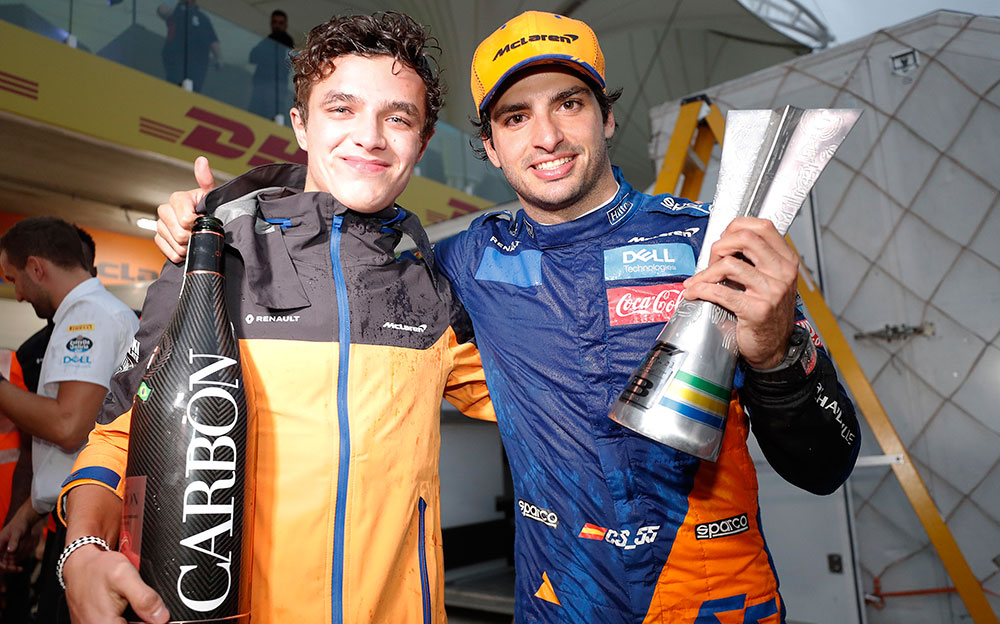 F1ブラジルGPで初表彰台を獲得したマクラーレンのカルロス・サインツと、そのチームメイトのランド・ノリス