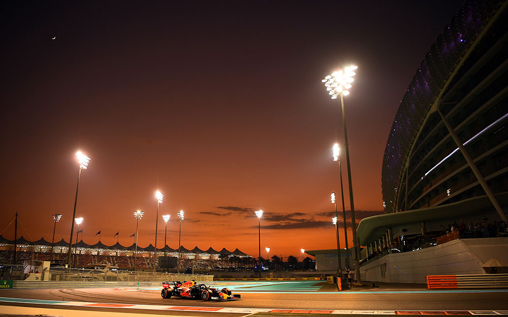 美しい夕暮れを背景にヤス・マリーナ・サーキットを走行するレッドブル・ホンダRB15、2019年F1アブダビGP予選にて